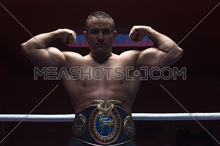 Museum Frontier nedadgående kick boxer with his championship belt-135770 | Meashots