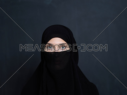 Portrait of muslim woman wearing niqab and traditional arabic cl-259507 |  Meashots