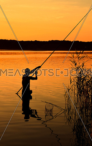 https://www.meashots.com/samples/NzU3NTMyYjJmMmQxNzY2Mg==/silhouette-of-man-fishing-in-water-over-sunset.jpg&size=1024