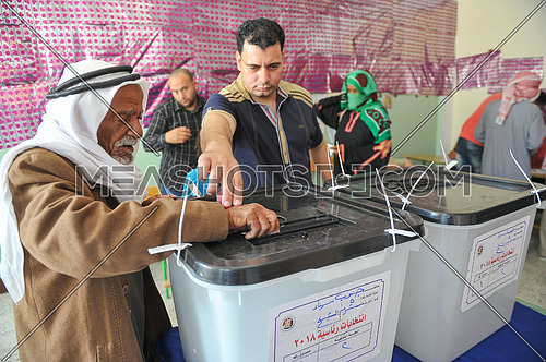 Egyptian voters vote in the 2018 Egyptian presidential elections in the peace city of Sharm El-Sheikh in South Sinai on the first day of the elections 26 March 2018, which lasts for 3 days