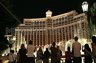 Tourists watch the Bellagio fountains (3 of 4)