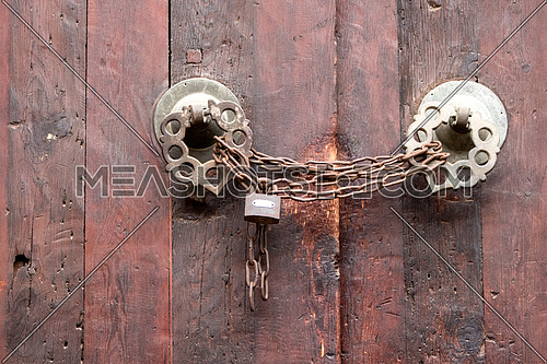 a rustic old door with a chain and a lock
باب مدرسة و قبة السلطان ناصر محمد ابن قلاوون
