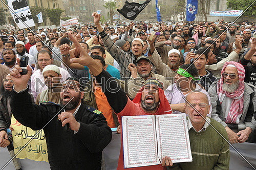 Dozens in a demonstration of solidarity with bearded police officers in front of Abdeen Palace
Where he demanded the bearded officers dismissed from the work of the Minister of the Interior to implement the decision of the administrative judiciary to return to their positions again. One of the demonstrators with this stand carrying the flag of al-Qaeda and the State of Islam in Iraq and Syria