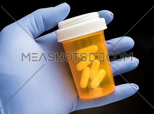 Doctor supports in its hand some white pills