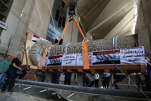 The pillar of Mernabata, son of Ramses II, is transferred by the Ministry of State of Antiquities to the Grand Egyptian Museum in Giza 