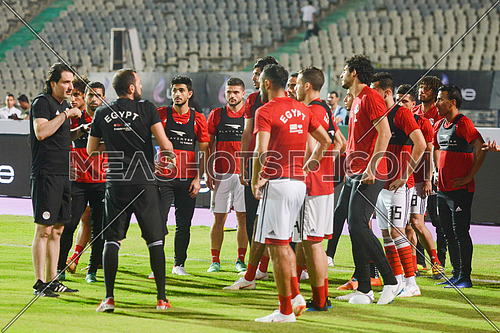 The Egyptian national football team, led by Portuguese coach Hector Cooper, conducted his final training on Saturday 9 April 2018 at the Cairo International Stadium, before traveling to Russia for the 2018 World Cup.
Mohamed Salah, the star of the Egyptian team and the Liverpool Club of England, appeared in the last Pharaohs training. The fans were keen to greet the Egyptian Pharaoh, who went to the fans to reassure him after the injury.