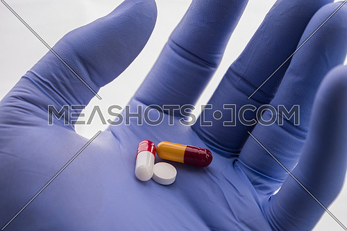 Doctor supports in its hand some white pills