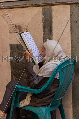 egyptian old man reading quran