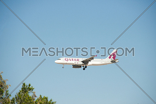 Qatar airways Airbus A320-200 Airplane landing