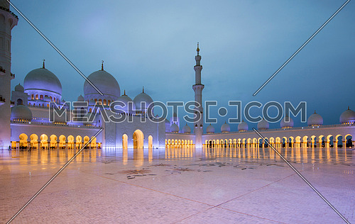 Sheikh Zayed Mosque in Abu Dhabi during sunset