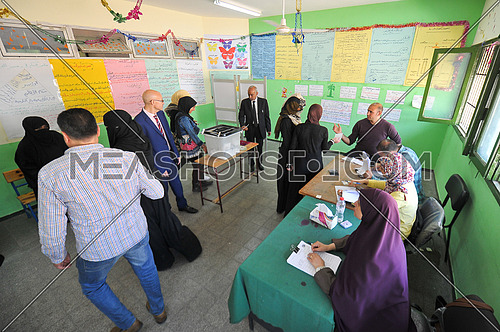 A group of Egyptian men and women vote in one of the committees on the final day of the Egyptian presidential elections in the city of Dahab in South Sinai