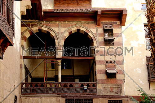 a photo for an ancient Islamic house in old Cairo, Egypt showing the architecture style used at that time